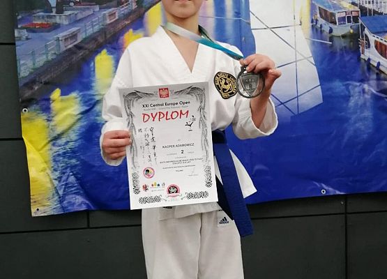 Uczeń naszej szkoły podczas dekoracji medalowej.