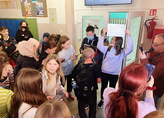 Quizz o Bezpiecznym Internecie na holu szkoły