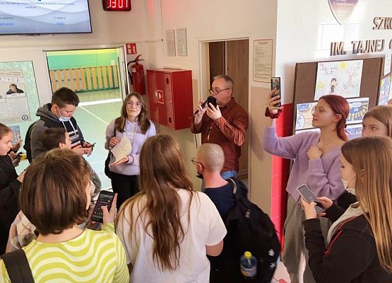 Quizz o Bezpiecznym Internecie na holu szkoły