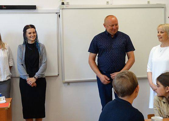 Na zdjęciu opiekunowie Samorządu Uczniowskiego wraz z radnym panem Romanem Downar-Zapolskim i panią dyrektor Agnieszką Fitowską.