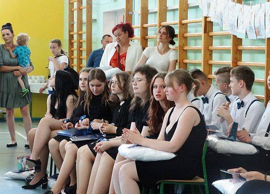 Zakończenie roku szkolnego 2022 przez klasy ósme w Redkowicach