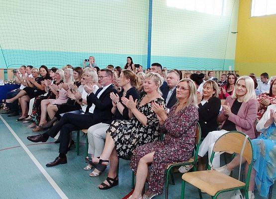 Zakończenie roku szkolnego 2022 przez klasy ósme w Redkowicach