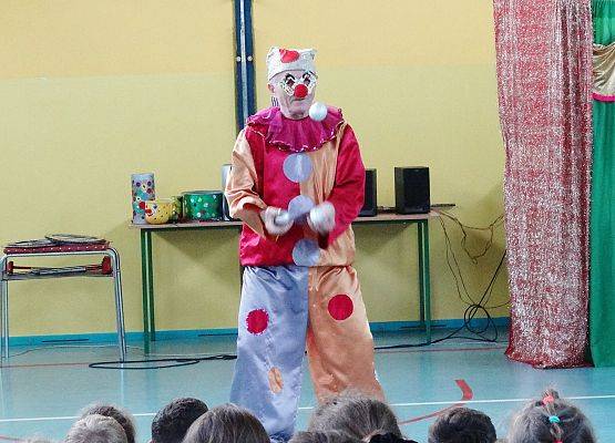 Występ cyrku wesołego Maksa w naszej szkole