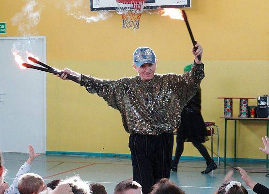 Występ cyrku wesołego Maksa w naszej szkole