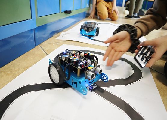 Pokazy robotów dla najmłodszych klas z okazji Code Week 2022