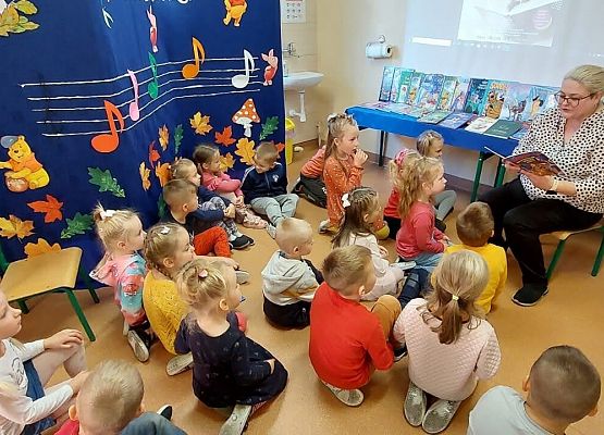 Bibliotekarka czyta bajkę przedszkolakom