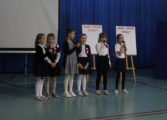 Dziewczęta z klasy trzeciej podczas śpiewają piosenkę " To nasza ojczyzna"