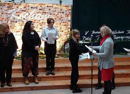 Wręczenie nagród w V Powiatowym Konkursie Recytatorskim Polskiej Poezji Patriotycznej w kategorii klas VII-VIII