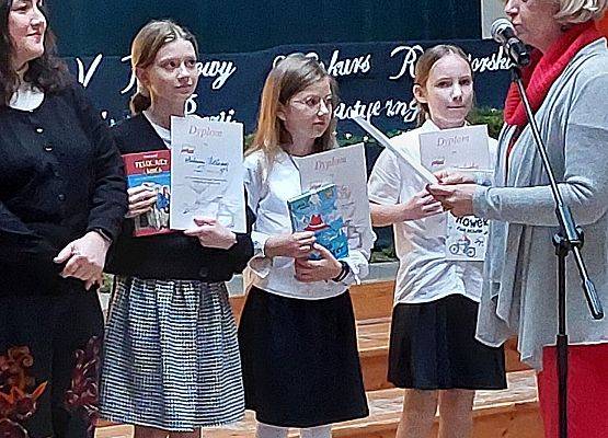 Wręczenie nagród w V Powiatowym Konkursie Recytatorskim Polskiej Poezji Patriotycznej w kategorii klas IV - VI