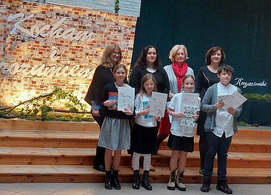 Czterech laureatów V Powiatowego Konkursu Recytatorskiego Polskiej Poezji Patriotycznej w kategorii klas IV-VI wraz z jury.