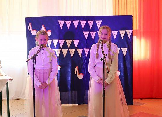 Duet dziewcząt podczas Gminnego Konkursu Pieśni Patriotycznej.
