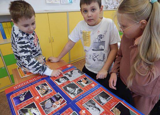 Uczniowie klasy IV na zajęciach rozwijających kompetencje z języka niemieckiego