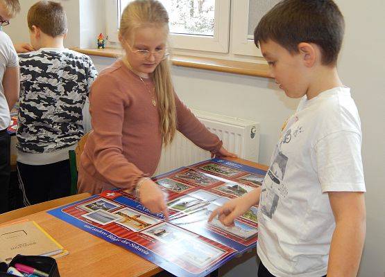 Uczniowie klasy IV na zajęciach rozwijających kompetencje z języka niemieckiego