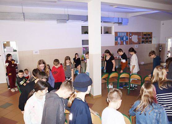 Zabawa karnawałowa w szkole w Redkowicach.