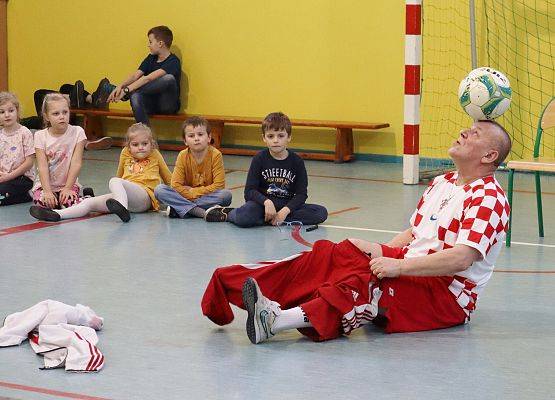 Janusz Chomontek na pokazie w szkole podstawowej w Redkowicach.