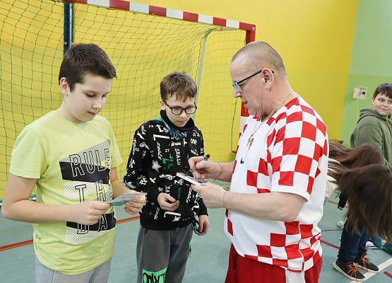 Janusz Chomontek na pokazie w szkole podstawowej w Redkowicach.