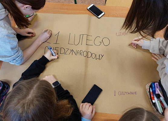 Uczennice wykonują plakat z okazji Międzynarodowego Dnia Języka Ojczystego.