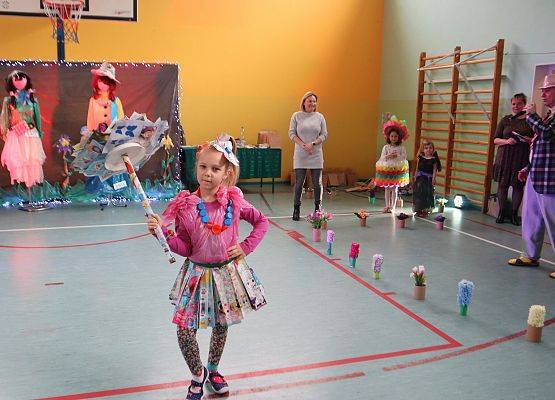 Pierwszy Dzień Wiosny pokaz Eko Mody w szkole w Redkowicach.
