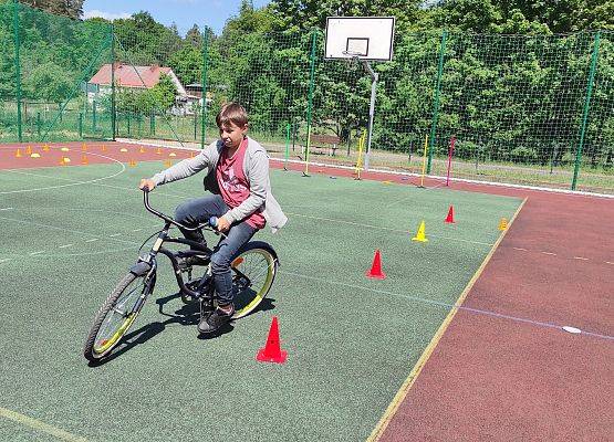Egzamin praktyczny na kartę rowerową w szkole w Redkowicach.