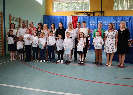 Zakończenie roku szkolnego 2022/2023- nagrodzeni uczniowie klasy I wraz z rodzicami, panią dyrektor oraz wychowawcą panią Joanną Karbowską.