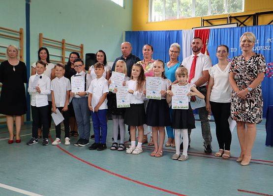 Zakończenie roku szkolnego 2022/2023 - nagrodzeni uczniowie klasy II wraz z rodzicami, panią dyrektor i wychowawcą klasy panią Anną Żółtowską.