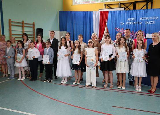 Zakończenie roku szkolnego 2022/2023 - nagrodzeni uczniowie klasy III wraz rodzicami, wychowawcą panią Jolantą Karbowską oraz panią dyrektor.