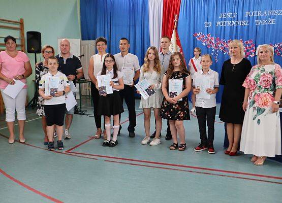 Zakończenie roku szkolnego 2022/2023 - nagrodzeni uczniowie klasy czwartej wraz z rodzicami, panią dyrektor i wychowawcą klasy panią Magdaleną Adamowicz.
