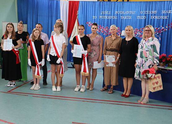 Zakończenie roku szkolnego 2022/2023 - nagrodzeni uczniowie klasy siódmej wraz z rodzicami, panią dyrektor oraz wychowawcą panią Katarzyną Stafińską.