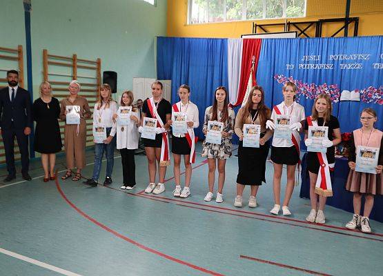Zakończenie roku szkolnego 2022/2023 - nagrodzeni uczniowie za zdobycie 3 miejsca w Półfinale Wojewódzkich Igrzysk Dzieci w Piłce Siatkowej.