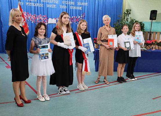 Nagrodzone uczennice za wysokie osiągniecia w konkursach recytatorskich oraz z języka kaszubskiego.