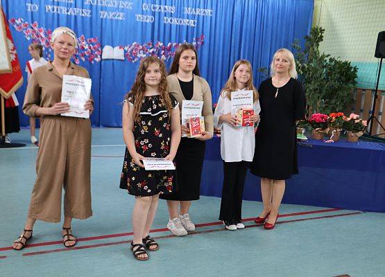 Zakończenie roku szkolnego 2022/2023 - nagrodzone uczennice za zaangażowanie w prace na rzecz Samorządu Uczniowskiego.