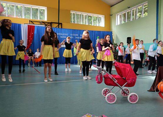 Zakończenie roku szkolnego 6-latków i uczniów z klasy trzeciej- występy uczniów.