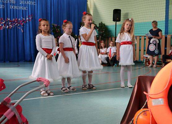 Zakończenie roku szkolnego 6-latków i uczniów z klasy trzeciej- występy uczniów.