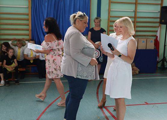 Zakończenie roku szkolnego 6-latków i uczniów z klasy trzeciej- podziękowania dla rodziców.