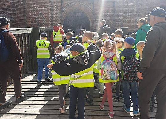 Uczniowie zwiedzają Zamek Krzyżacki w Malborku.