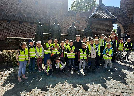 Uczniowie zwiedzają Zamek Krzyżacki w Malborku.