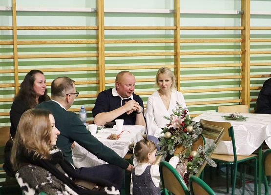 Kiermasz Świąteczny w Redkowicach grudzień 2023 rok, przy stole.
