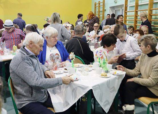 Uroczystość z okazji Dnia Babci i Dziadka w szkole w Redkowicach.