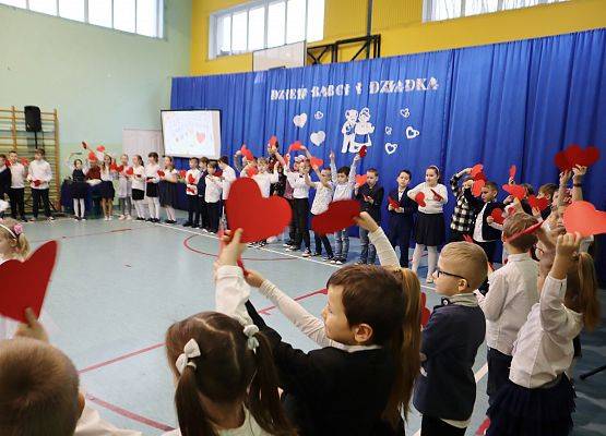 Uroczystość z okazji Dnia Babci i Dziadka w szkole w Redkowicach.