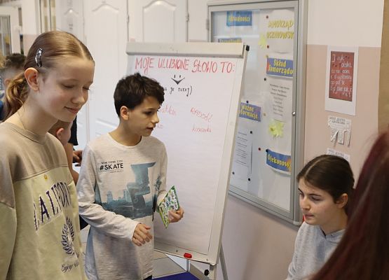 Uczniowie podczas wykonywania zadań językowych - zabawa językiem polskim.