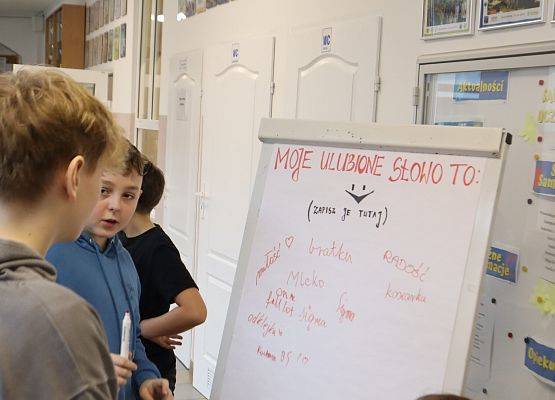 Uczniowie podczas wykonywania zadań językowych - zabawa językiem polskim.