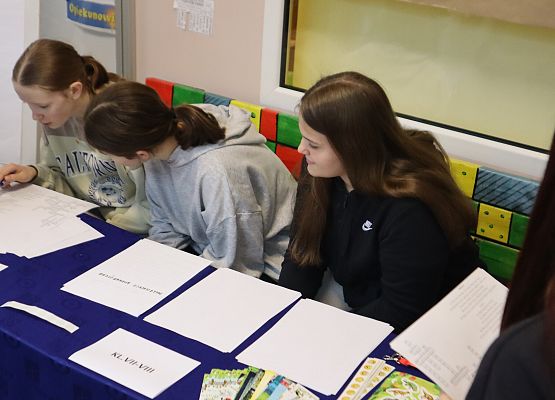 Uczniowie podczas wykonywania zadań językowych - zabawa językiem polskim.