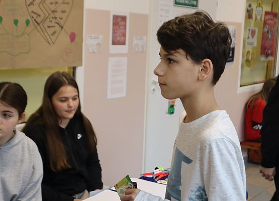 Uczniowie podczas wykonywania zadań językowych - zabawa językiem polskim.