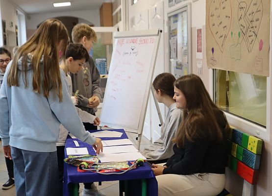 Uczniowie podczas wykonywania zadań językowych - zabawa językiem polskim.