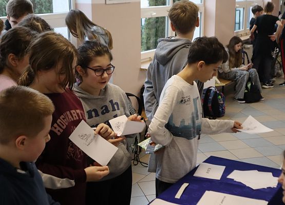 Uczniowie podczas wykonywania zadań językowych - zabawa językiem polskim.