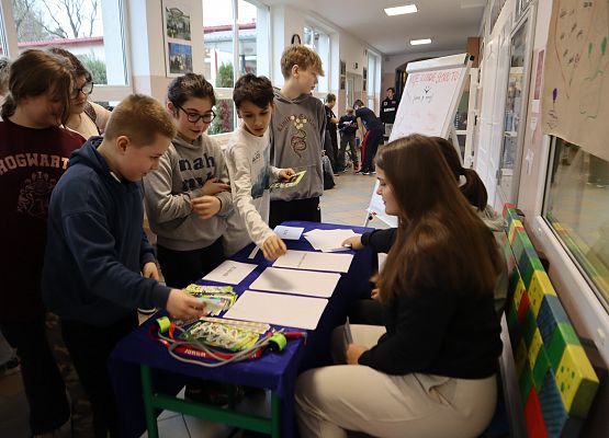 Uczniowie podczas wykonywania zadań językowych - zabawa językiem polskim.