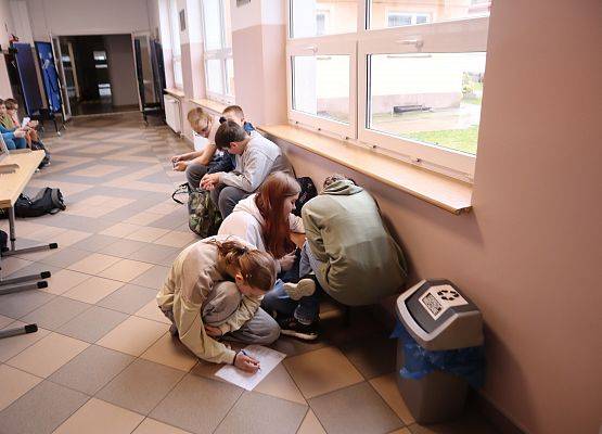 Uczniowie podczas wykonywania zadań językowych - zabawa językiem polskim.