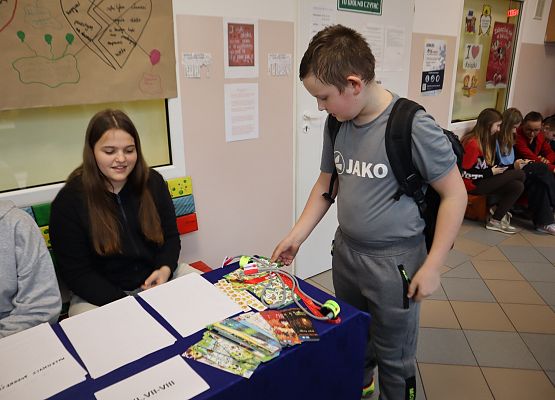 Uczniowie podczas wykonywania zadań językowych - zabawa językiem polskim.