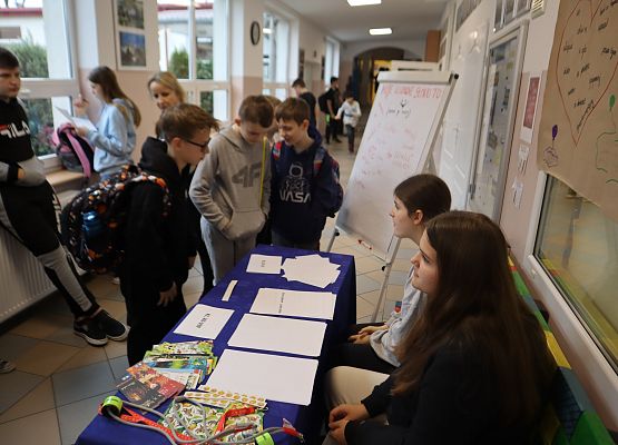 Uczniowie podczas wykonywania zadań językowych - zabawa językiem polskim.