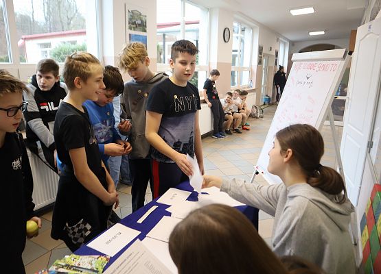 Uczniowie podczas wykonywania zadań językowych - zabawa językiem polskim.